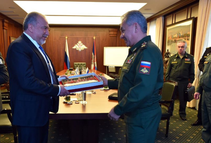 אביגדור ליברמן עם שר ההגנה הרוסי  (צילום:  אריאל חרמוני, משרד הביטחון)