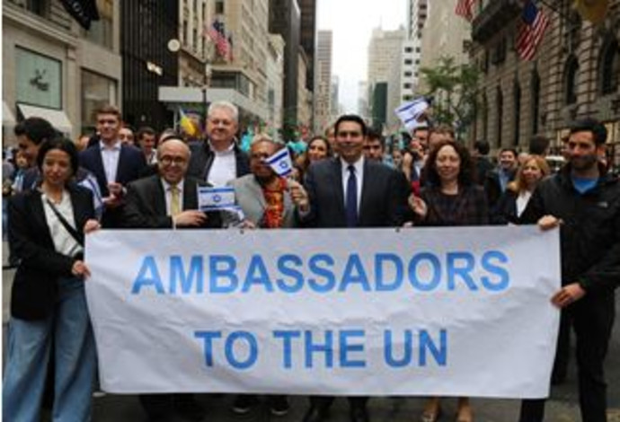 דנון והשגרירים צועדים בניו יורק (צילום:  משלחת ישראל באו"ם)
