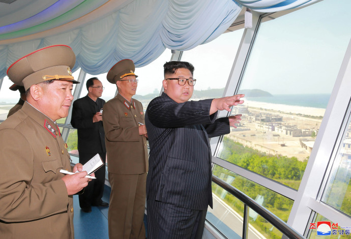 קים ג'ונג און עם מפקדי הצבא (צילום:  רויטרס)