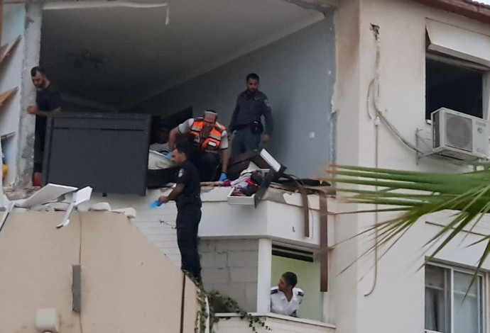 צוותי ההצלה בדירה בשדרות (צילום:  דוברות מד"א)
