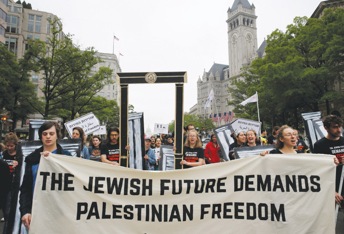 פעילי If Not Now מפגינים נגד העברת השגרירות לי-ם (צילום:  רויטרס)