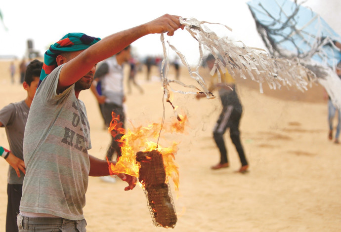 שיגור עפיפון תבערה מרצועת עזה (צילום:  AFP)
