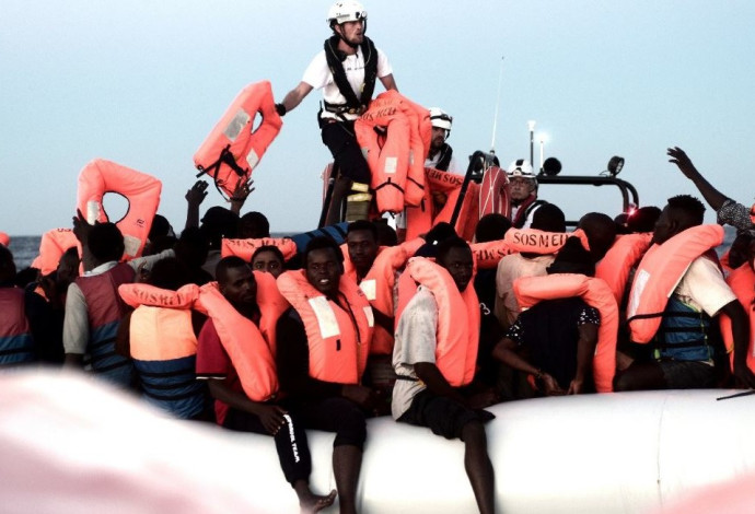 חילוץ פליטים מהים ע"י אקווריוס (צילום:  MSF SEA)