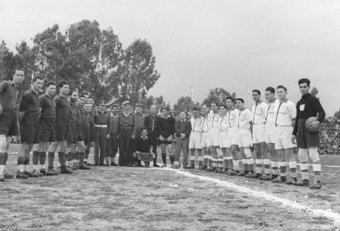 משחק כדורגל על גביע הרמטכ"ל בשנת 1952 (צילום:  באדיבות ארכיון צה"ל במשרד הביטחון)
