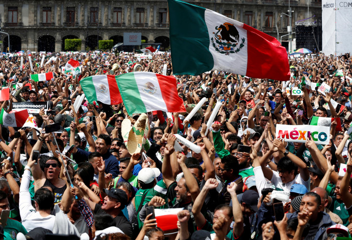 אוהדים חוגגים במקסיקו סיטי (צילום:  רויטרס)