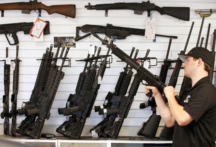 חנות כלי נשק בארצות הברית  (צילום:  רויטרס)