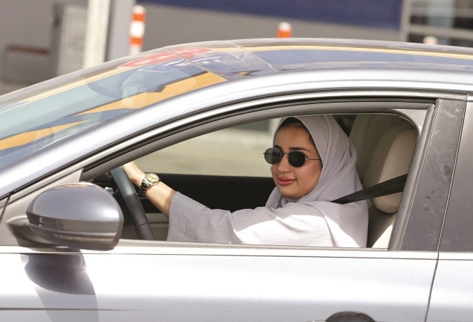 אישה סעודית נוהגת (צילום:  רויטרס)