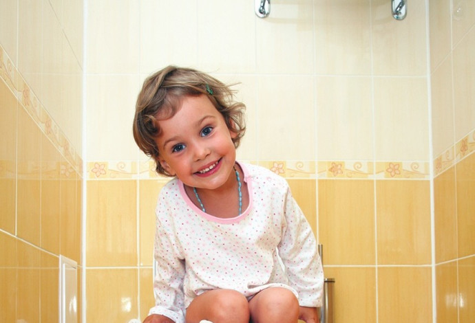ילדה בשירותים (צילום:  אינג אימג')