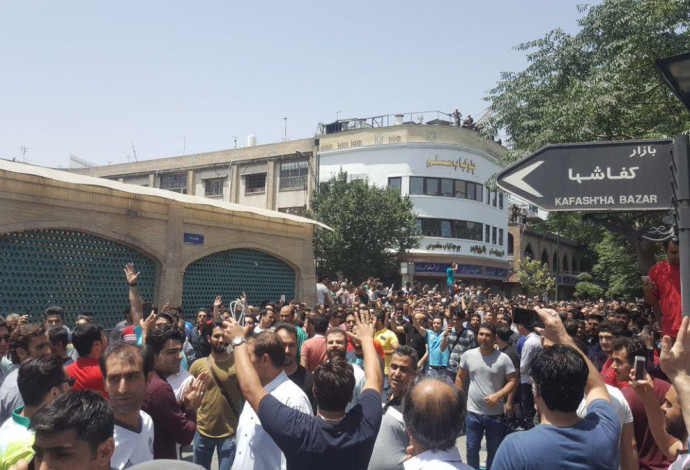 הפגנת הסוחרים בטהרן (צילום:  רשתות ערביות)