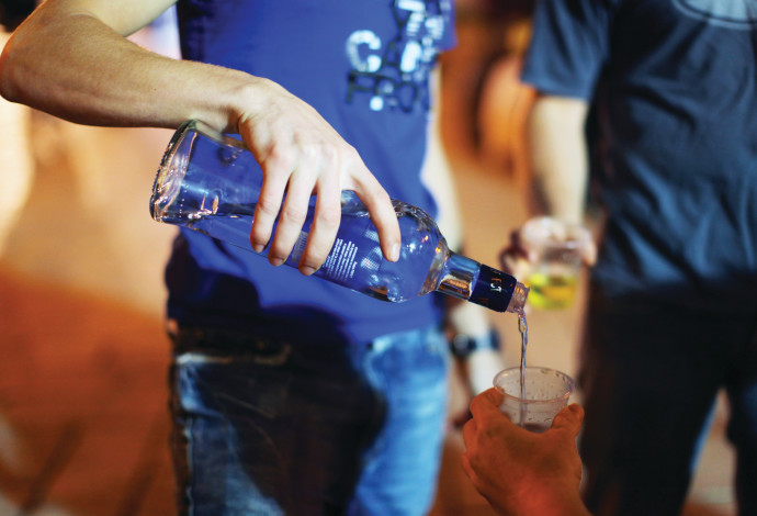 שתיית אלכוהול בקרב בני נוער (צילום:  קובי גדעון, פלאש 90)