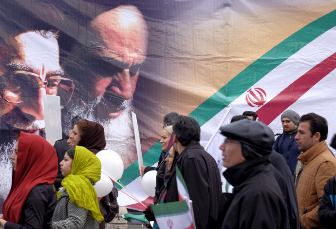 איראנים מול כרזות של חומייני וחמנאי בטהרן (צילום:  רויטרס)
