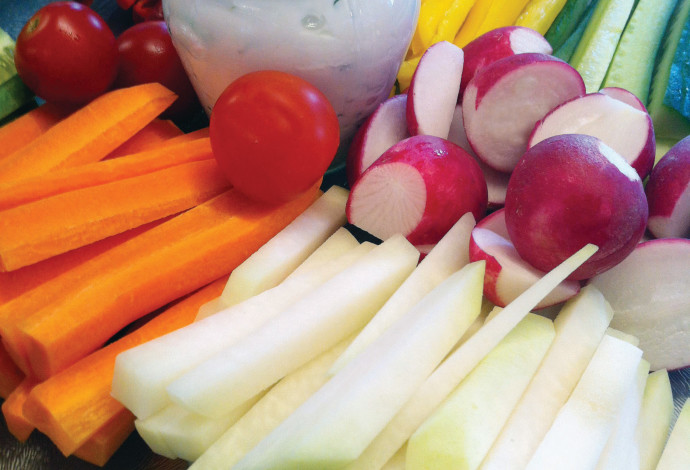 ירקות פרוסים ומטבל יוגורט (צילום:  סגנון וצילומים: פסקל פרץ־רובין, דרור כץ מתוך הספר "המטבח הקל של פסקל")