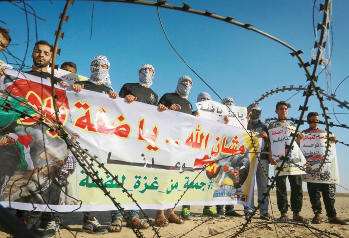 הפגנה על הגדר, השבוע באזור רפיח (צילום:  עבד רחים כתיב, פלאש 90)