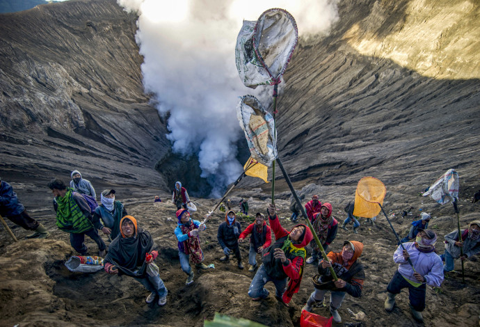הטקס בהר הגעש ברומו שבאינדונזיה (צילום:  AFP)