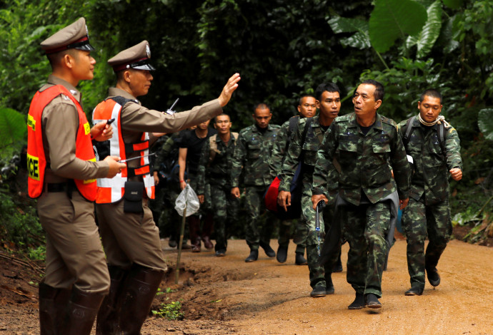 חיילים תאילנדים באזור המערה (צילום:  רויטרס)