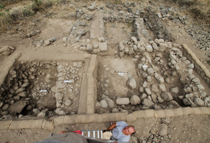 החפירות הארכיאולוגיות בבית ציידה  (צילום:  חנן שפיר)
