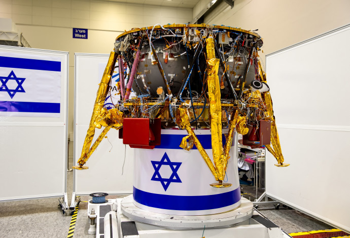 החללית הישראלית הראשונה בירח (צילום:  אלכס פולו)