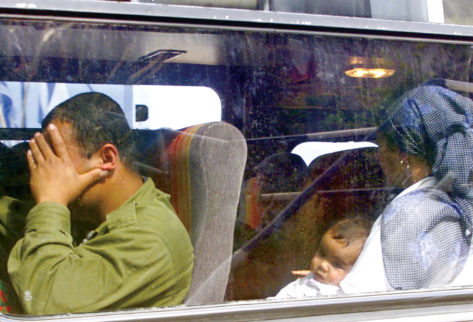 אנשי צד"ל ומשפחותיהם מפונים לישראל לאחר הנסיגה בשנת 2000 (צילום:  רויטרס)