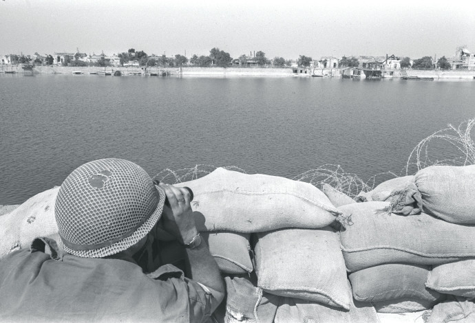תצפיתן בתעלת סואץ, 1970, ארכיון (צילום:  משה מילנר, לע"מ)