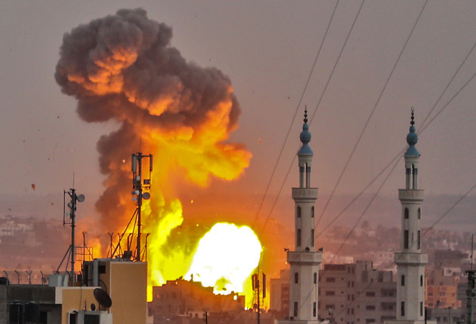 הפצצות צה"ל ברצועה (צילום:  AFP)