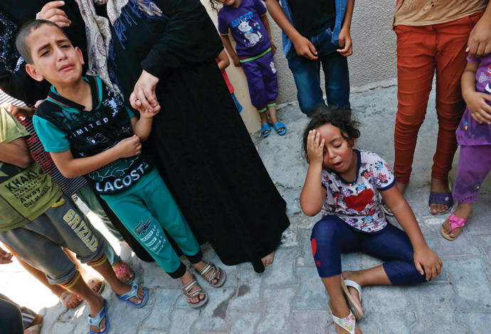 קרובי משפחה של מחבל חמאס שנהרג  (צילום:  AFP)
