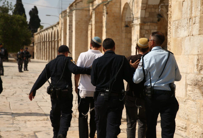 יהודים עצורים בהר הבית (צילום:  יוסף מזרחי, TPS)