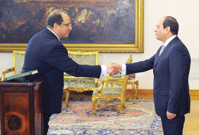 עבאס כאמל עם הנשיא א-סיסי (צילום:  רויטרס)