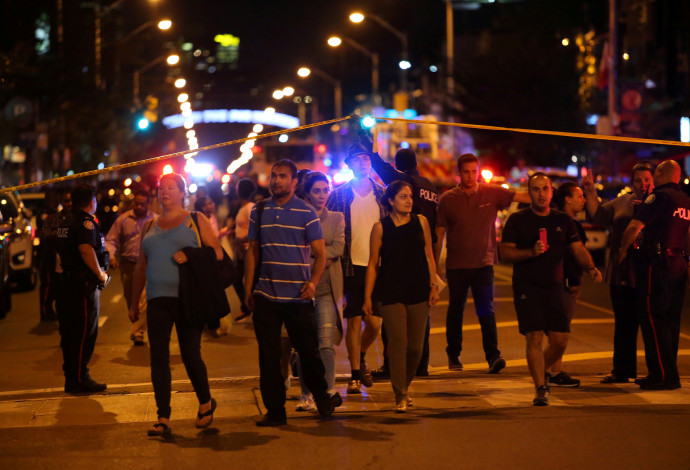 אנשים נמלטים מזירת הירי בטורונטו (צילום:  רויטרס)