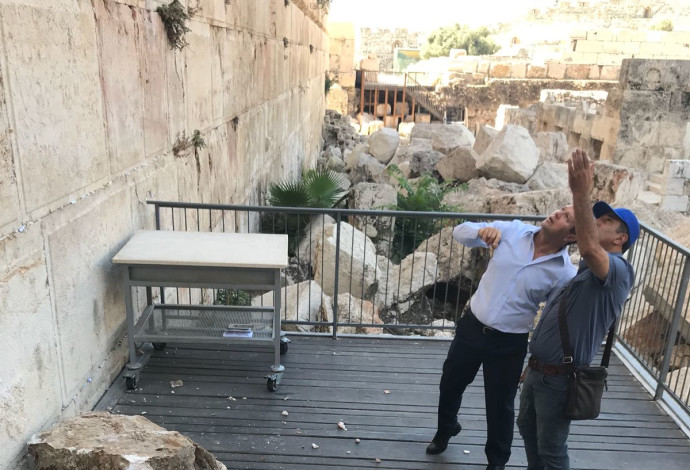 ראש העיר ניר ברקת במקום נפילת האבן בכותל (צילום:  דוברות עיריית ירושלים)