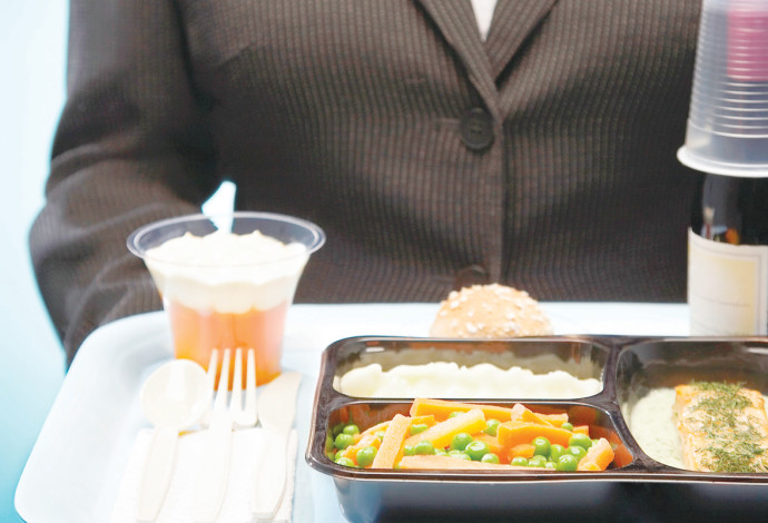 ארוחה בטיסה (צילום:  אינג אימג')