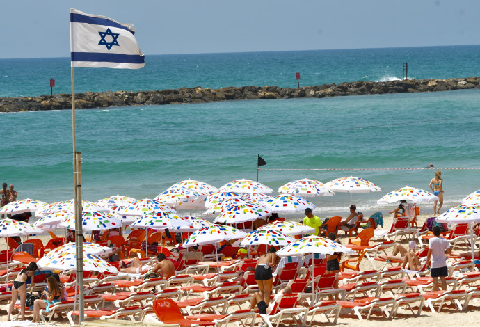 מתרחצים בחוף הים בתל אביב (צילום:  אבשלום ששוני)