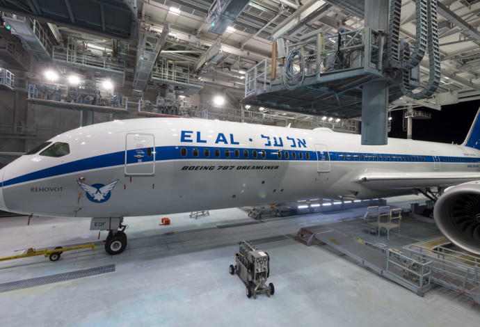 מטוס הרטרו של אל על (צילום:  Timothy Stake, Boeing)