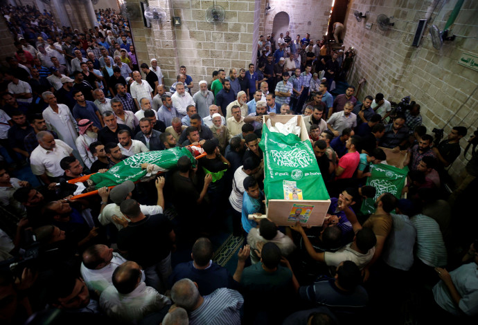 הלוויה של פעילי חמאס בעזה (צילום:  רויטרס)