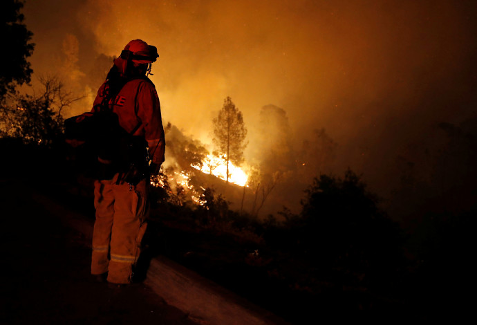 לוחם אש בשריפת הענק בקליפורניה (צילום:  רויטרס)