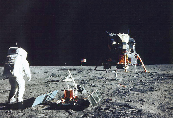 נחיתת אפולו 11 על הירח (צילום:  רויטרס)