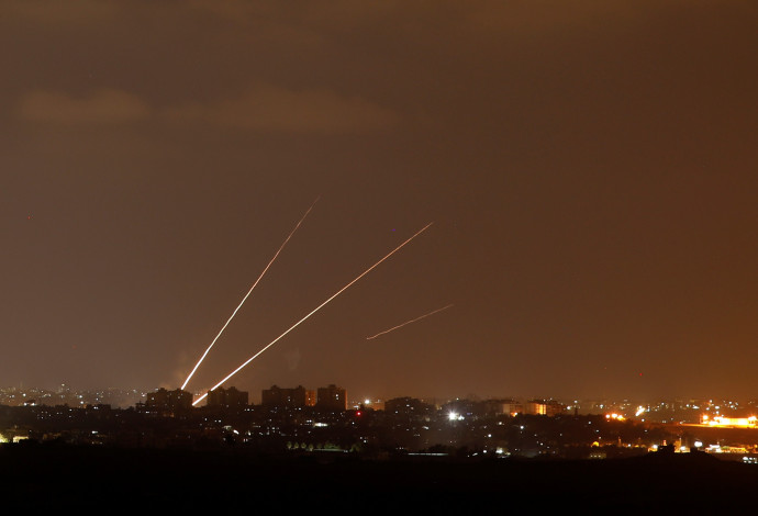 ירי לעבר ישראל מרצועת עזה (צילום:  רויטרס)
