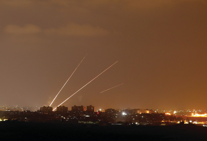 רקטות נורות מעזה לישראל  (צילום:  רויטרס)