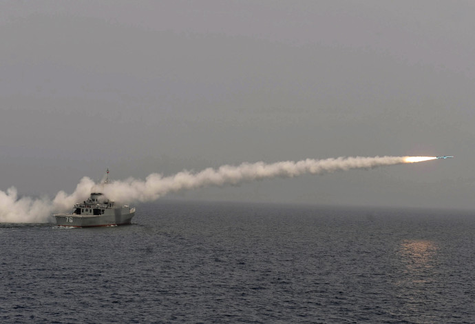 משחתת איראנית משגרת טיל נגד אוניות (צילום:  רויטרס)