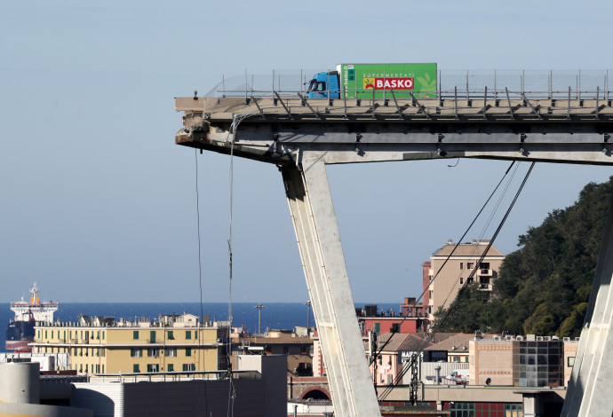 קריסת הגשר באיטליה (צילום:  רויטרס)