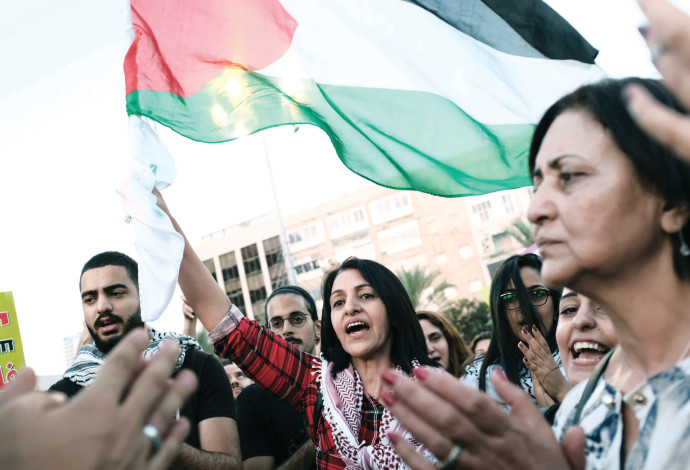 מפגינים עם דגל פלסטין (צילום:  תומר נויברג, פלאש 90)