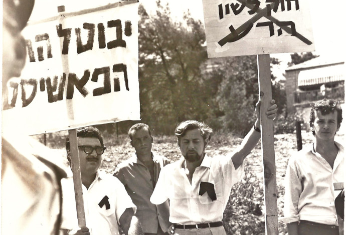 נתן זהבי ואורי אבנרי בהפגנה ליד הכנסת (צילום:  פרטי)