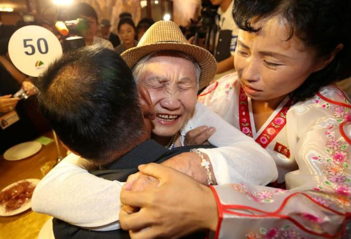 פגשה את בנה לראשונה לאחר 68 שנים. רגע האיחוד בין קיום סיום לסאנג צ'ול (צילום:  רויטרס)