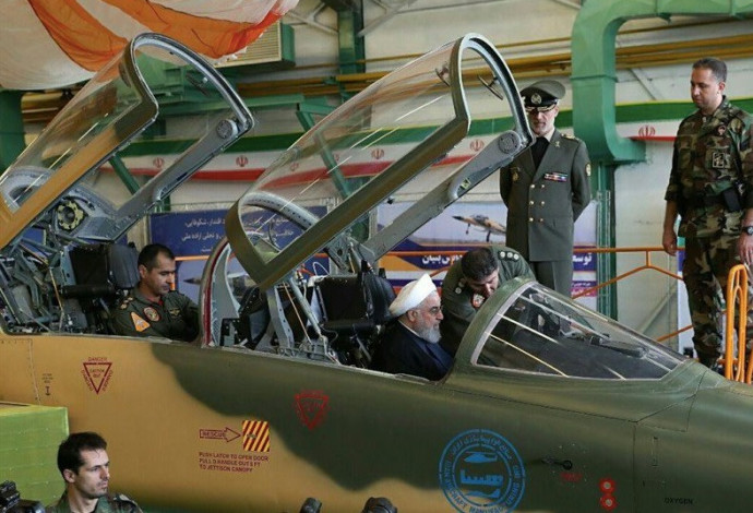 רוחאני במטוס הקרב החדש (צילום:  רשתות ערביות)