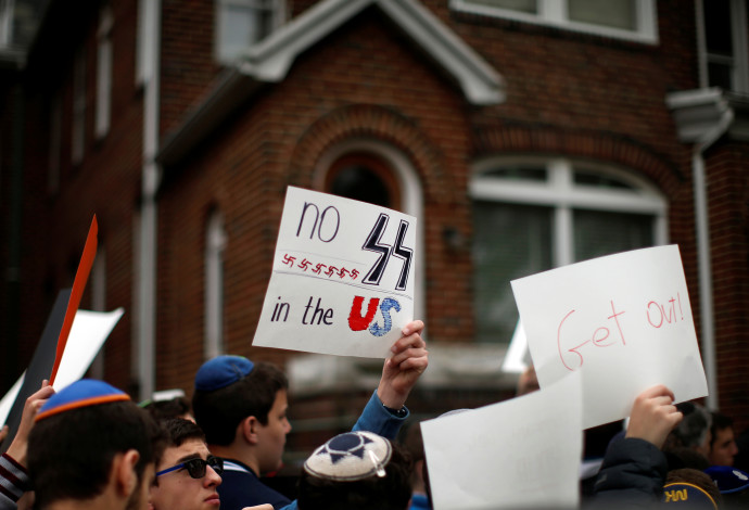 הפגנה מול ביתו של פאליג' בניו יורק (צילום:  רויטרס)