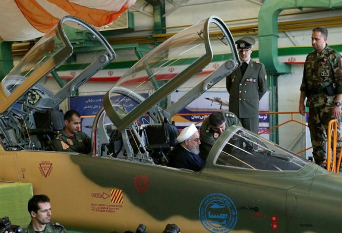 חסן רוחאני במטוס הקרב החדש  (צילום:  רויטרס)