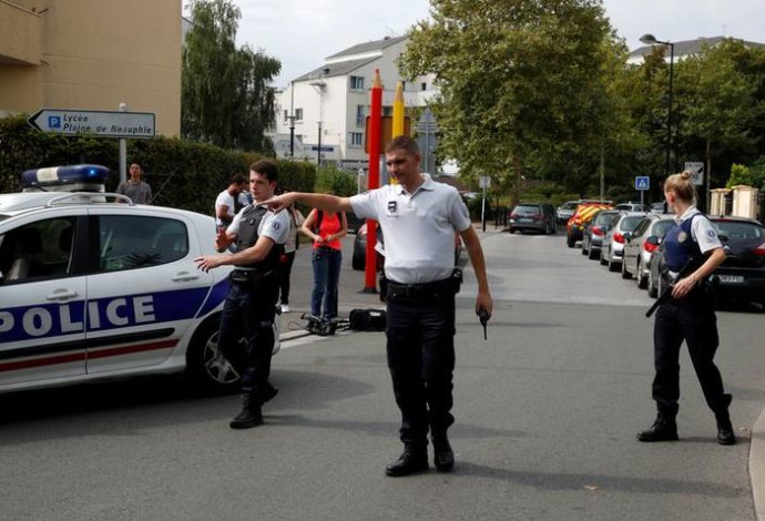 שוטרים בזירת הפיגוע בצרפת (צילום:  רויטרס)