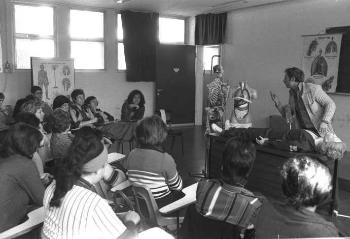 קורס הכשרת מורים במד''א בשנת 1977 (צילום:  יעקב סער, לע"מ)
