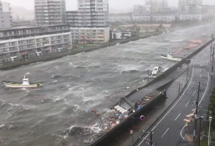 סירות צפות בנהר במהלך הטייפון ג'בי ביפן (צילום:  רויטרס)