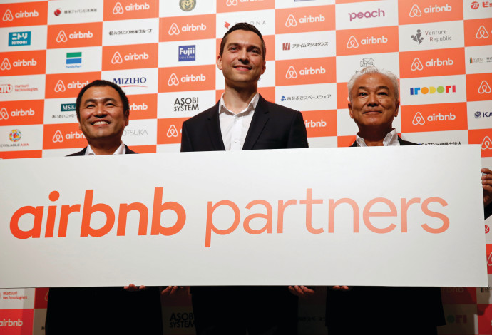 מייסד Airbnb העולמי עם עמיתיו היפנים. צורך, לא מטרד (צילום:  רויטרס)