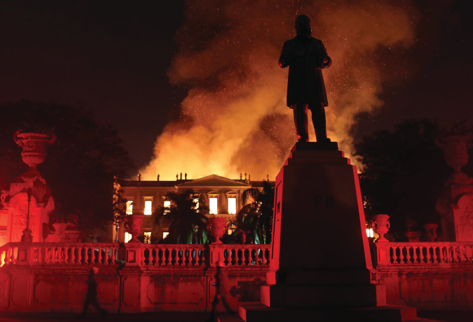 המוזיאון הלאומי בריו עולה באש (צילום:  רויטרס)